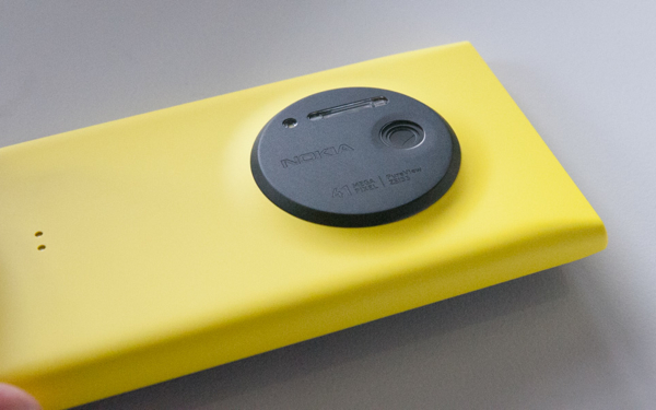 Nokia-Lumia-1020-side