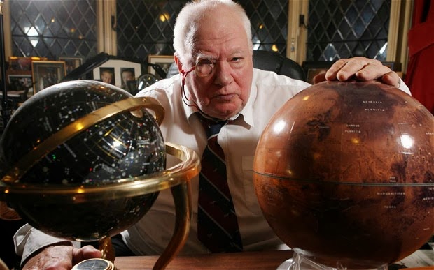 Sir-Patrick-Moore4_2422611b.jpg